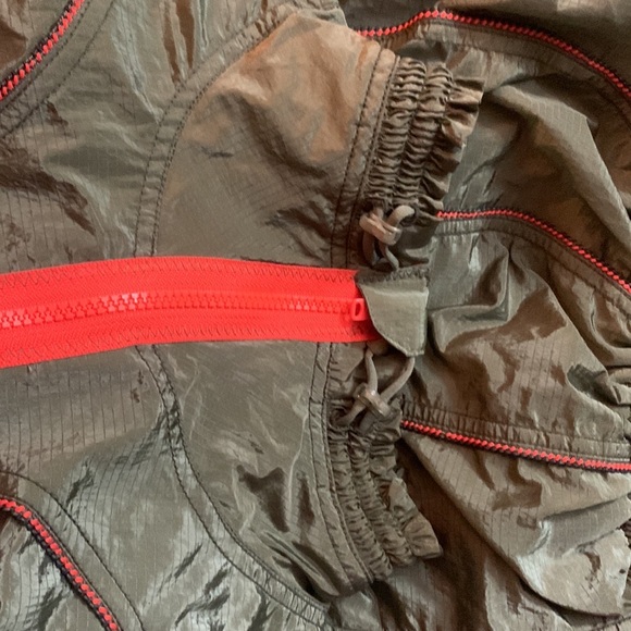 FREE PEOPLE-Movement - Starting Lineup Windbreaker - Picture 6 of 7